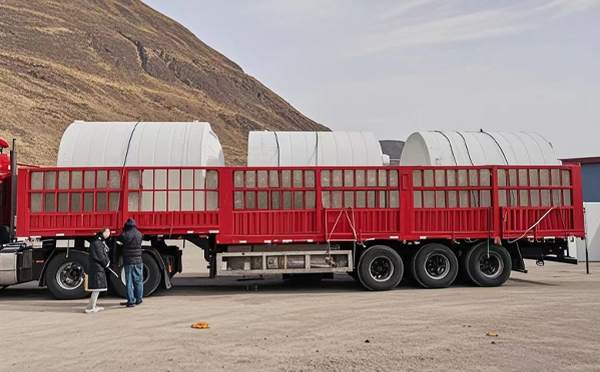 崆峒塑料桶装车完毕准备运输中