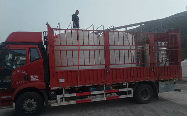 崆峒立式运输桶安排发货现场